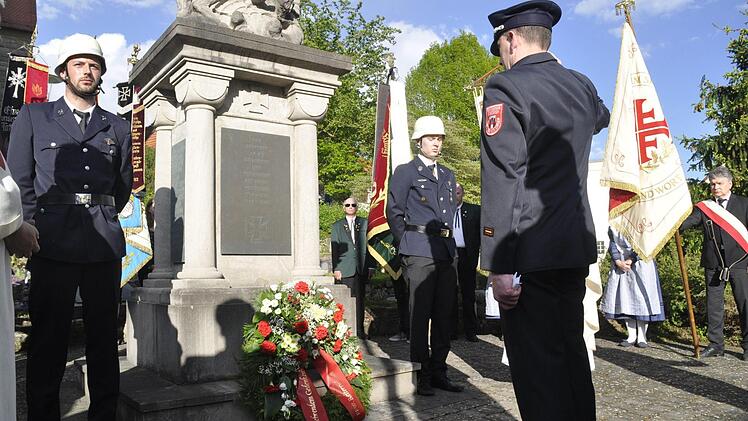 Zum Florianstag gedenken die Feuerwehrleute der Stadt am Kriegerdenkmal Reiterswiesen ihrer verstorbenen Kameraden. Foto: Peter Klopf