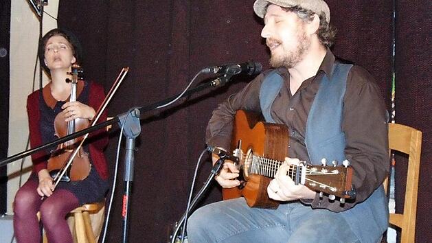 Dominik Plangger musizierte mit seiner Frau Claudia Fenzl im Loffelder Br&auml;ust&uuml;bl. Foto: Birgit Kunig