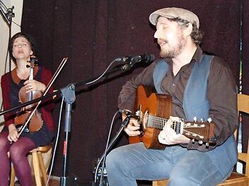 Dominik Plangger musizierte mit seiner Frau Claudia Fenzl im Loffelder Bräustübl. Foto: Birgit Kunig