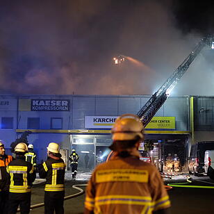 Großbrand zerstört Industriegebäude in Nürnberg