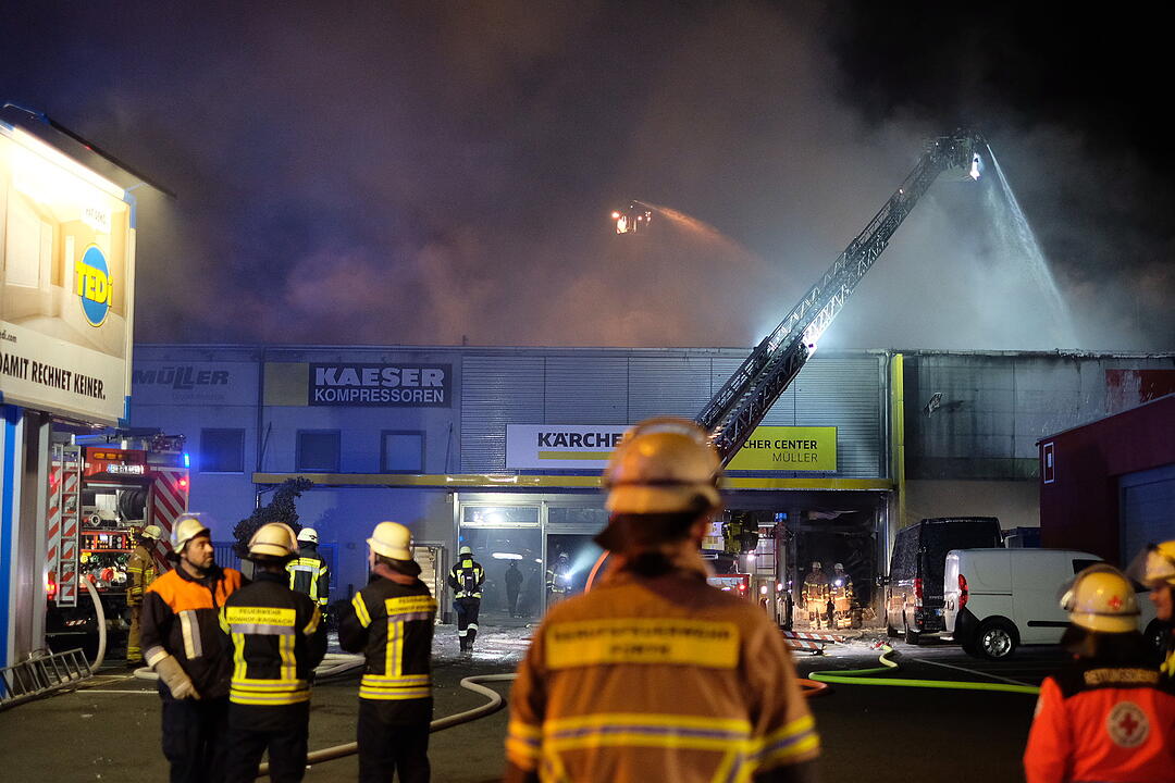 Großbrand zerstört Industriegebäude in Nürnberg