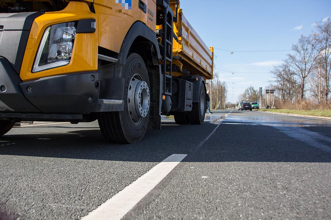 Frontal von Lkw erfasst –  Fußgänger schwebt nach Unfall in Nürnberg in Lebensgefahr