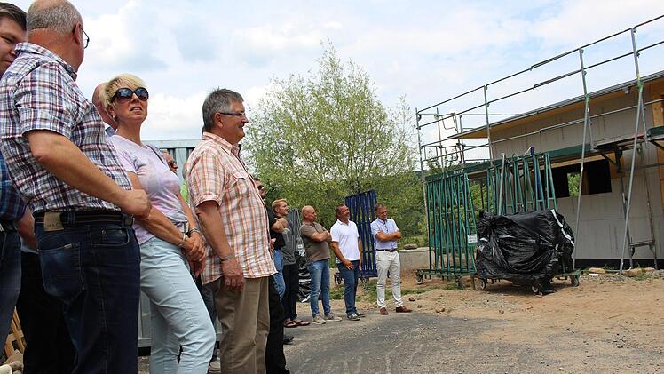 Die Stadträte lauschten gespannt dem Richtspruch des Zimmermanns. Foto: Julia Raab