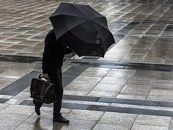Nasskalt startet die kommende Woche. Nur in den Bergen f&auml;llt Schnee und es wird windig in Franken. Foto: Federico Gambarini/dpa