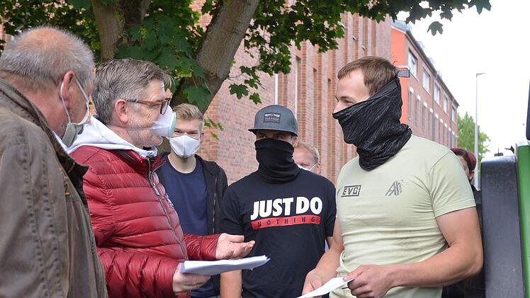Axel Roth (rechts) überreicht den Brief mit den Forderungen von LsV an Michael Busch (zweiter von links). Fotos: Rainer Lutz