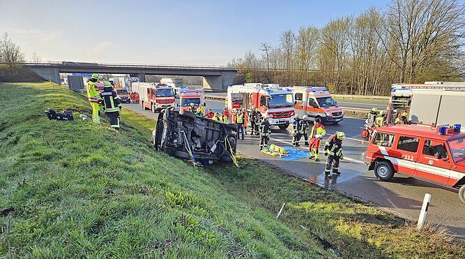A3 bei Erlangen gesperrt: Familie nach Unfall verletzt
