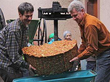 Auch das jährliche Kelterfest lockt Touristen nach Windheim. Sie können beobachten, wie ein Obstbrand entsteht. Foto: Gerd Schaar