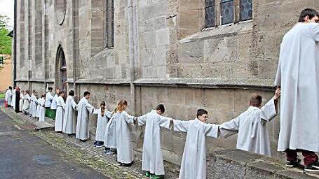 Die Pfarrkirche umarmten die Teilnehmer des Augustiner-Ministrantentreffens vor dem Abschlussgottesdienst am Montag. Foto: Dieter Britz