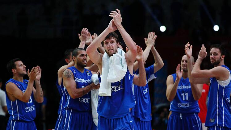 Große Freude herrschte bei den Tschechen um ihren Kapitän Jan Vesely (Mitte). Tschechien besiegte Kroatien überraschend deutlich mit 80:59. Foto: Yoan Valat/dpa