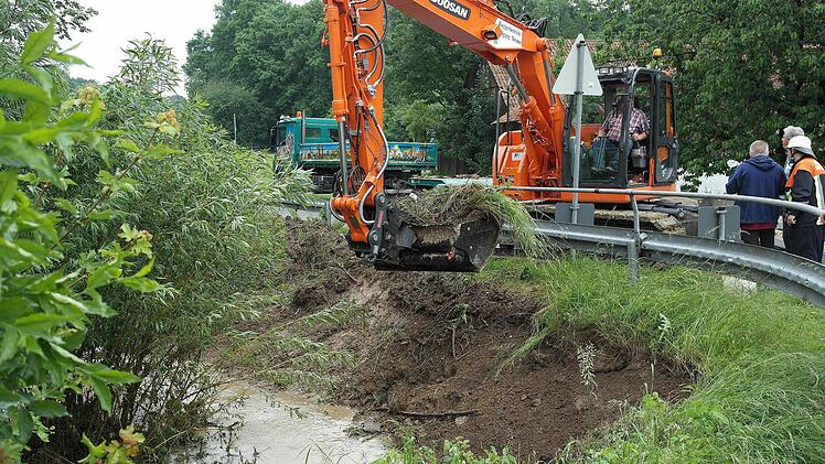 Am nördlichen Ortsrand hatten Schlamm und Geröll das Einlaufgitter der Bachverrohrung verstopft.