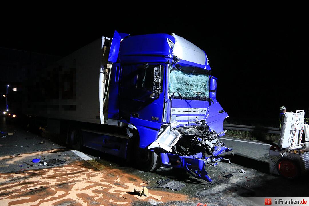 Lkw prallt gegen Stauende auf A3