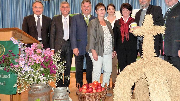 Die Festansprache zum Kreiserntedankfest hielt Dekan Thomas Kretschmar. Unser Bild zeigt von links Pfarrer Peter Br&uuml;nnh&auml;u&szlig;er, B&uuml;rgermeister Siegfried Decker, Landrat Klaus Peter S&ouml;llner, Ortsb&auml;uerin Andrea B&auml;r, Stellvertreterin Anette Balzar-Mohr, Kreisb&auml;uerin Beate Opel, Dekan Thomas Kretschmann und BBV-Kreisobmann Wilfried L&ouml;winger.