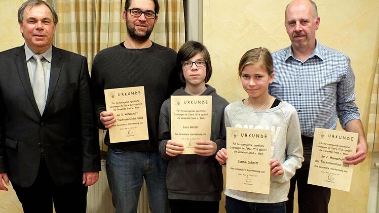Der Tischtennisclub zog zwei Meistermannschaften heran und ausgezeichnete Einzelsportler (von links): Bürgermeister Bernhard Ruß gratulierte Mario Ganter, Luca Ganter, Jasmin Schmitt und Andreas Graser.
