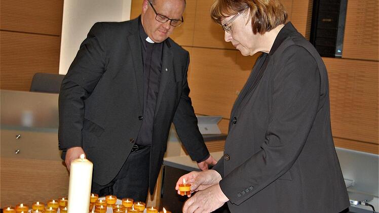 Pfarrer Gerd Greier und Pfarrerin Christel Mebert entzündeten Kerzen zur Erinnerung an die ermordeten Opfer des Nazi-Regimes. Foto: Sigismund von Dobschütz
