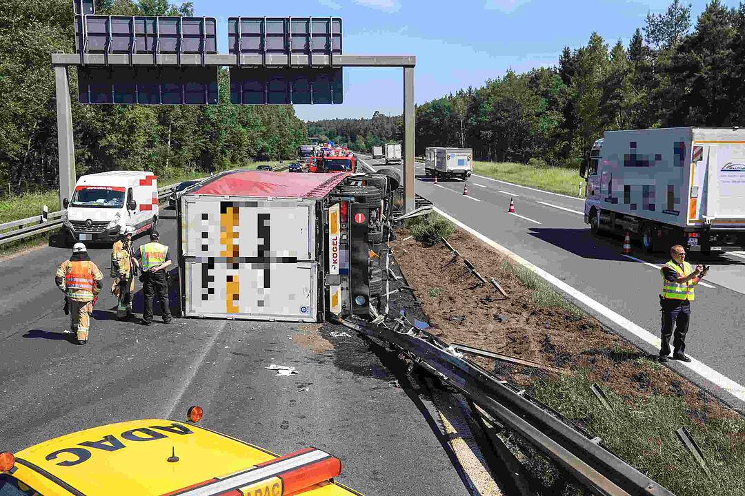 Reifen platzt: Lkw durchbricht auf A73 bei Bamberg Mittelleitplanke