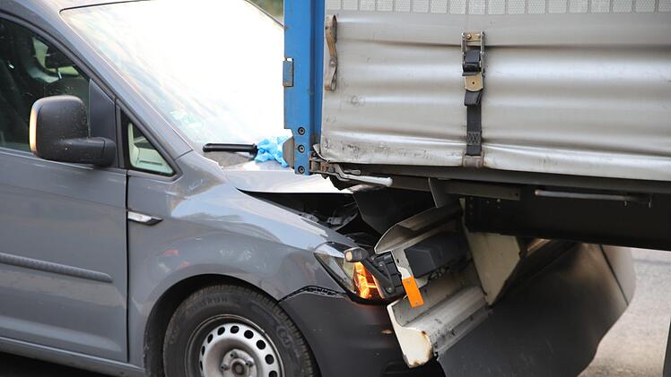 Ein zweifacher Auffahrunfall ereignete sich am Freitag auf der A9 bei N&uuml;rnberg. Foto: NEWS5 / Fechner