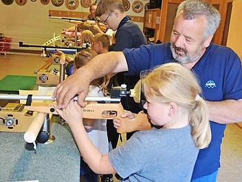 Die Jugendausbildung mit Lichtpunktgewehren zum Sportschützen ist den Schützen in Rothenkirchen sehr wichtig.  Foto: K.- H. Hofmann