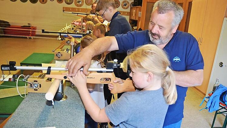 Die Jugendausbildung mit Lichtpunktgewehren zum Sportschützen ist den Schützen in Rothenkirchen sehr wichtig.  Foto: K.- H. Hofmann