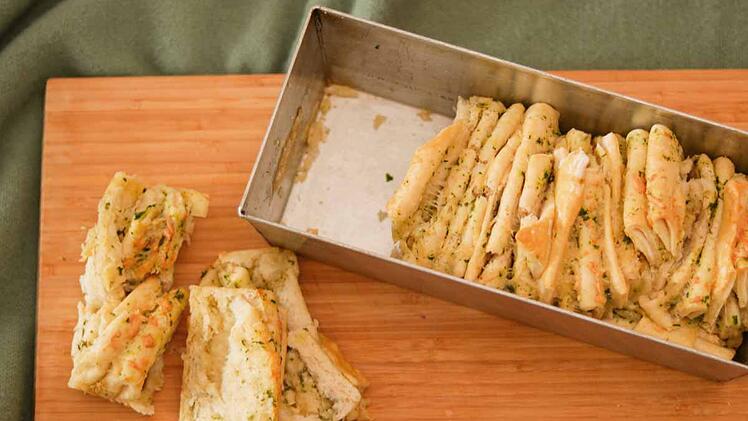 Selbstgemacht schmeckt am besten: Würziges Zupfbrot mit Kräutern
