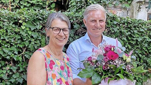 Past-Präsidentin Elisabeth Spath übergibt an den neuen Präsidenten des Lionsclubs, Gerd Kunert.
