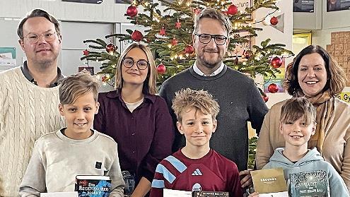 Spannung bis zum Schluss bot das Schulfinale des Vorlesewettbewerbs des Gymnasiums Burgkunstadt. Am Ende erkl&auml;rte die Jury mit Schulleiter Matthias Schneider (hinten Zweiter v. r.) Bela Kamm (6a, vorn links) zum eindeutigen Sieger vor Levi Niebisc...