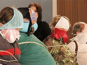 Um Zeugen zu fesseln, werden Dessous zweckentfremdet. Fotos: Gerd Schaar