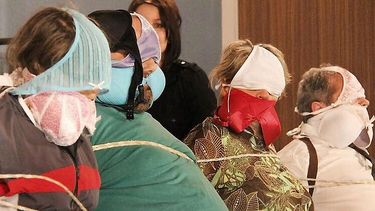 Um Zeugen zu fesseln, werden Dessous zweckentfremdet. Fotos: Gerd Schaar