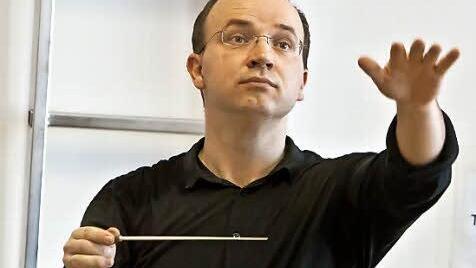 Roland Kluttig bei der Probenarbeit mit dem Orchester. Foto: Jochen Berger