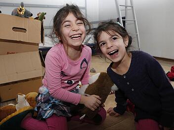 Ritta und Sandy haben in der neuen Wohnung viel Platz zum Spielen.  Foto: Matthias Hoch