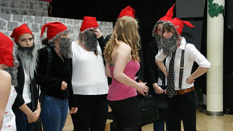 Irgendwann ist Schluss und die Zwerge lassen sich von Schneewittchen (Cornelia Roth) nicht mehr herumkommandieren. Foto: Sabine Weinbeer