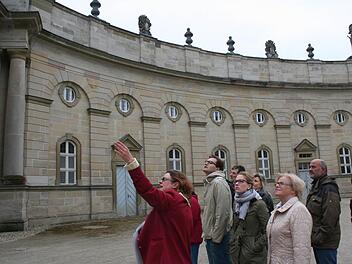 Ein Vorschlag aus dem Gemeinderat: das leer stehende Schlosshotel nutzen. Das Archivbild zeigt eine Touristengruppe.   Archivbild: Evi Seegerc