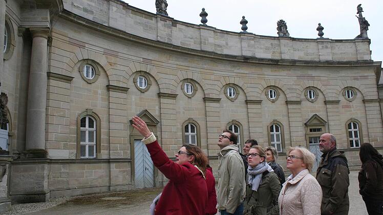 Ein Vorschlag aus dem Gemeinderat: das leer stehende Schlosshotel nutzen. Das Archivbild zeigt eine Touristengruppe.   Archivbild: Evi Seegerc