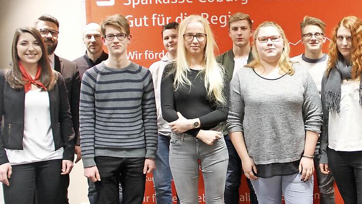 Beim Planspiel Börse waren fünf Teams aus dem Landkreis Lichtenfels erfolgreich. Das Mädchenteam "Baumwolle" der Privaten Wirtschaftsschule in Lichtenfels sicherte sich den ersten Platz. Foto: Gerda Völk