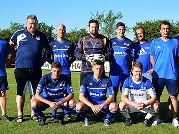 Die Verantwortlichen der Fußball-Abteilung des Bezirksligist FC Mitwitz präsentierten ihre Neuzugänge für die anstehende Spielzeit 2017/2018 (stehend von links): Reserve-Spielleiter Wolfgang Dötschel, Teammanager Harald Weißbrodt, Spielertrainer Johannes Müller, Steffen Rubenbauer (vom FC Steinbach/Dürenweid), Max Mayer (VfR Johannisthal), Vorsitzender Jürgen Heidenbluth, der stellvertretende Spielleiter der 1. Mannschaft Marco Schwerdt und Spielleiter Boris Prediger; (unten von links): Johan...