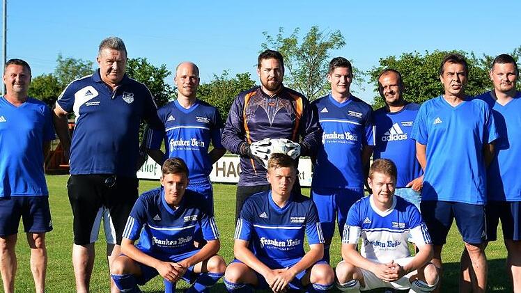 Die Verantwortlichen der Fußball-Abteilung des Bezirksligist FC Mitwitz präsentierten ihre Neuzugänge für die anstehende Spielzeit 2017/2018 (stehend von links): Reserve-Spielleiter Wolfgang Dötschel, Teammanager Harald Weißbrodt, Spielertrainer Johannes Müller, Steffen Rubenbauer (vom FC Steinbach/Dürenweid), Max Mayer (VfR Johannisthal), Vorsitzender Jürgen Heidenbluth, der stellvertretende Spielleiter der 1. Mannschaft Marco Schwerdt und Spielleiter Boris Prediger; (unten von links): Johan...