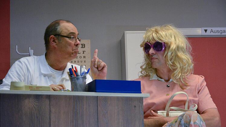 Die Oerlenbacher Theatergruppe führte das Stück "Der Heiler von Oerlenbach"  auf. Björn Hein