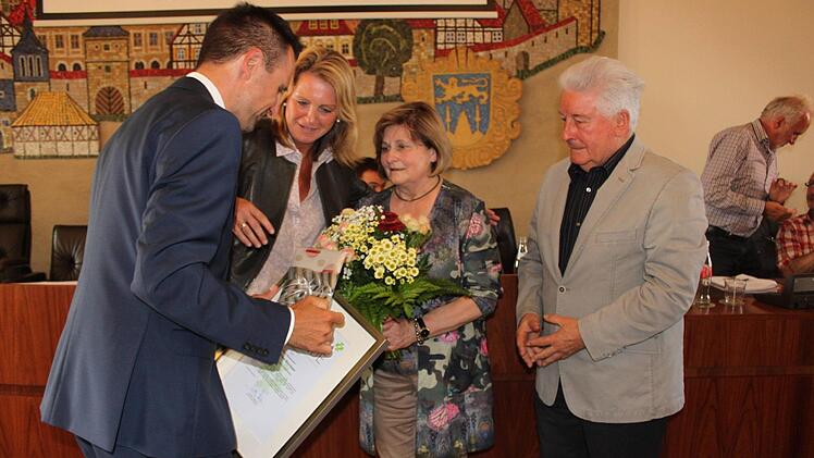 Bürgermeister Andreas Hügerich (links) hatte für den dienstältesten Lichtenfelser Stadtrat Winfried Weinbeer (rechts) und dessen Ehefrau Sieglinde neben Worten des Dankes auch Blumen und Geschenke parat, die er assistiert von Zweiter Bürgermeisterin Sabine Rießner überreichte.Popp