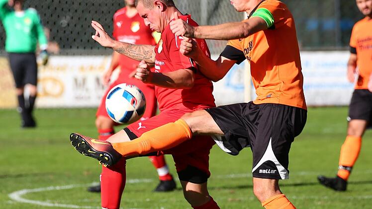 Für den Kleintettauer Spielführer Philipp Rutkowski (oranges Trikot) zählt gegen den FC Burggrub nur ein Sieg. Marcel Adam und der TSV Wilhelmsthal wollen gegen Haig den positiven Trend fortsetzen.  Foto: H. Weiß