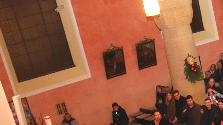 Blick von der Kanzel  - im Gang Sandra Ruß und weiter vorne Jürgen Schatz als Dirigient Foto: Johanna Blum