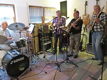 Die "Groove Band" beim Proben im Kellerraum des Hauses von Peter Bäumel in Loffeld Foto: Monika Schütz