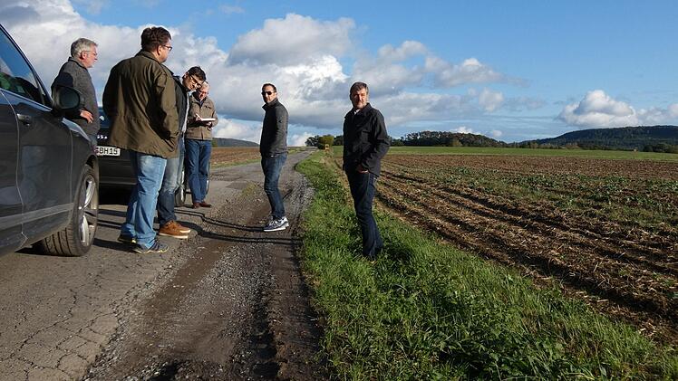 Die Verbindungsstraße nach Reinhardswinden wird seitlich mit Fräßgut aufgefüllt und der Entwässerungsgraben neu gezogen.