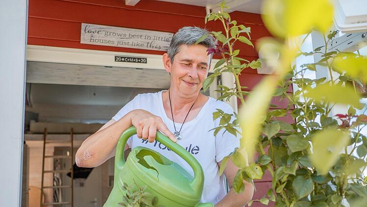 Ursula Schlicht hält das Tiny House für die  Gäste in Schuss  und pflegt die Rosen. Foto: Lea Schreiber