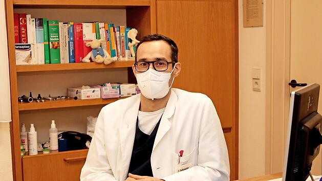 Johannes Schröpfer, Facharzt für Allgemeinmedizin im "Ärztezentrum Maintal", gab bereitwillig einen Einblick in seine Praxis. Er blickt trotz aller Probleme zuversichtlich in die Zukunft und hofft, dass die Bürger vernünftig sind und bestimmte Maßnahmen beherzigen.  Foto: Günther Geiling