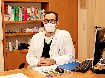 Johannes Schröpfer, Facharzt für Allgemeinmedizin im "Ärztezentrum Maintal", gab bereitwillig einen Einblick in seine Praxis. Er blickt trotz aller Probleme zuversichtlich in die Zukunft und hofft, dass die Bürger vernünftig sind und bestimmte Maßnahmen beherzigen.  Foto: Günther Geiling