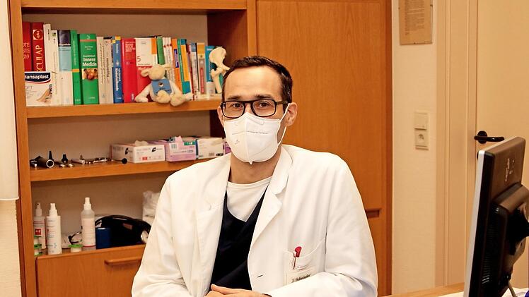 Johannes Schröpfer, Facharzt für Allgemeinmedizin im "Ärztezentrum Maintal", gab bereitwillig einen Einblick in seine Praxis. Er blickt trotz aller Probleme zuversichtlich in die Zukunft und hofft, dass die Bürger vernünftig sind und bestimmte Maßnahmen beherzigen.  Foto: Günther Geiling