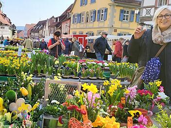 Lachende Gesichter, entspannte Atmosph&auml;re, der erste Fr&uuml;hjahrsmarkt seit zwei Jahren war in Zeil und zog die Massen an. Bl&uuml;mchen aller Formen und Farben geh&ouml;ren zum Oculi-Markt unbedingt dazu. Marktbesucherin Lydia Hohenberger (rechts) freut sich: Gerade hat sie einen sch&ouml;nen handgestrickten Schal erstanden.