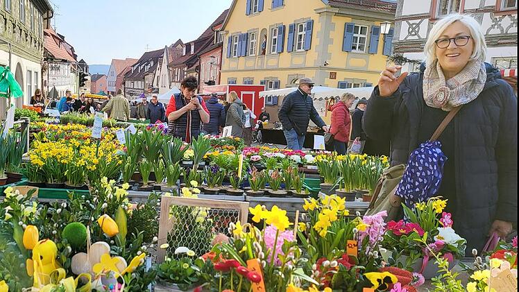 Lachende Gesichter, entspannte Atmosph&auml;re, der erste Fr&uuml;hjahrsmarkt seit zwei Jahren war in Zeil und zog die Massen an. Bl&uuml;mchen aller Formen und Farben geh&ouml;ren zum Oculi-Markt unbedingt dazu. Marktbesucherin Lydia Hohenberger (rechts) freut sich: Gerade hat sie einen sch&ouml;nen handgestrickten Schal erstanden.