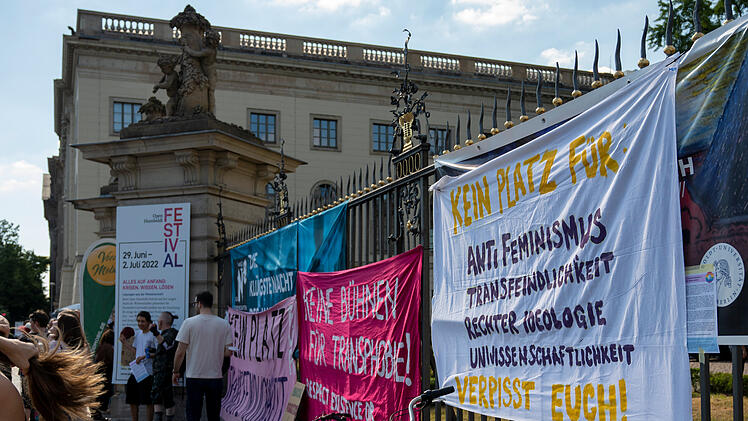 Demonstration gegen transfeindlichen Vortrag