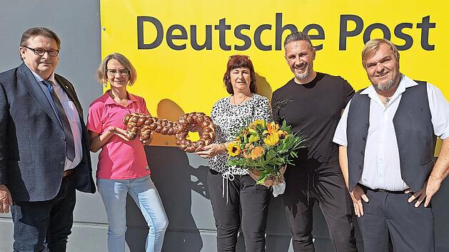 Zweiter B&uuml;rgermeister Thomas Meyer (links) dankte Adelheid H&uuml;hnlein (Mitte) f&uuml;r ihr jahrzehntelanges Engagement und gratulierte dem Inhaber der Rewe K&uuml;ps, Rade Savic, f&uuml;r die &Uuml;bernahme der Postfiliale. Gl&uuml;ckw&uuml;nsche kamen auch vom Vertriebsmanager ...