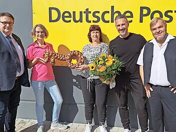 Zweiter Bürgermeister Thomas Meyer (links) dankte Adelheid Hühnlein (Mitte) für ihr jahrzehntelanges Engagement und gratulierte dem Inhaber der Rewe Küps, Rade Savic, für die Übernahme der Postfiliale. Glückwünsche kamen auch vom Vertriebsmanager ...